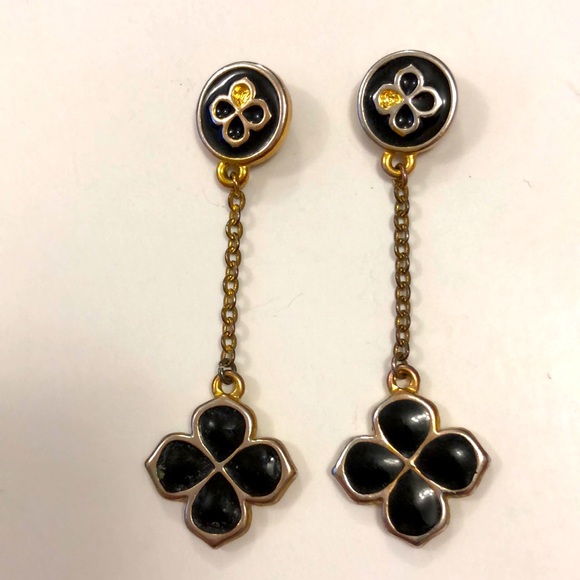 Earrings (2) Black Clover hanging studs with plastic & Metal backings Very good - Picture 1 of 7